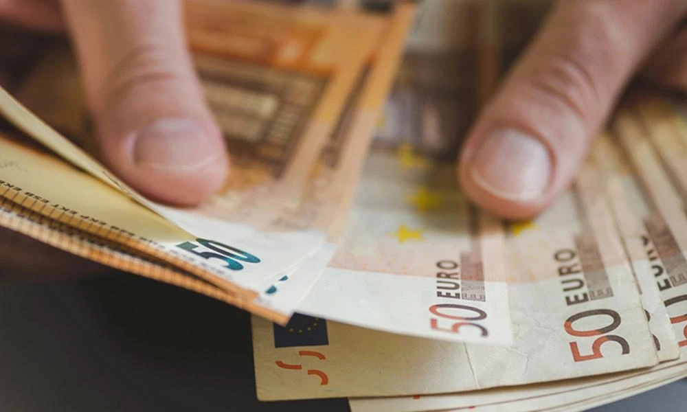 Πόσο ανεβαίνει τελικά ο κατώτατος μισθός από σήμερα; Τι ισχύει με τις τριετίες